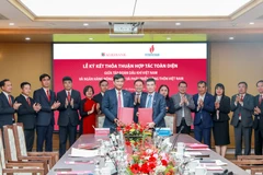 Lãnh đạo hai bên tham gia ký kết. (Ảnh: PV/Vietnam+)