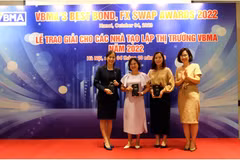 Đại diện Vietcombank (thứ 2 từ trái sang) nhận giải thưởng cao nhất dành cho Nhà tạo lập Thị trường giao dịch Repo nhiều nhất năm 2022. (Ảnh: Vietnam+)
