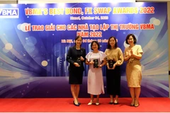Đại diện Vietcombank (thứ 2 từ trái sang) nhận giải thưởng cao nhất dành cho Nhà tạo lập Thị trường giao dịch Repo nhiều nhất năm 2022. (Ảnh: Vietnam+)