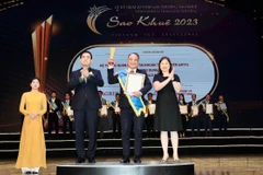 Đại diện Agribank nhận giải thưởng Sao Khuê 2023 cho sản phẩm Agribank eKYC System. (Ảnh: Vietnam+)