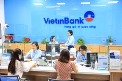 Giao dịch tại VietinBank. (Ảnh: PV/Vietnam+)