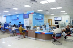 Khách hàng giao dịch tại VietinBank. (Ảnh: PV/Vietnam+)