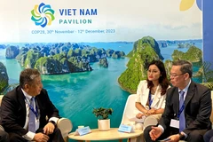 Chủ tịch Hội đồng quản trị VietinBank Trần Minh Bình và ông Koichiro Oshima, Giám đốc điều hành, Giám đốc Đơn vị Kinh doanh Giải pháp Tài chính, MUFG (trái) thảo luận về các cơ hội hợp tác trong lĩnh vực tài chính bền vững. (Ảnh: PV/Vietnam+)