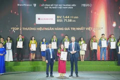 Đại diện Agribank nhận bằng chứng nhận tại buổi lễ. (Ảnh: Vietnam+)