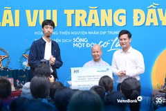 Đại diện VietinBank cùng Nghệ sĩ Rapper Đen Vâu trao tặng quà cho các em nhỏ tại Mái ấm Diệu Giác. (Ảnh: Vietnam+)