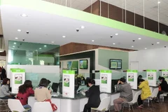 Giao dịch tại Vietcombank. (Ảnh: PV/Vietnam+) 