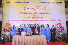 Lãnh đạo hai bên tham gia ký kết. (Ảnh: Vietnam+)