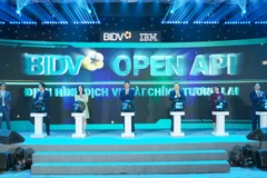 Đại diện Ngân hàng Nhà nước, BIDV và Nhà thầu tham gia thực hiện nghi thức ra mắt hệ thống BIDV Open API. (Ảnh: PV/Vietnam+)