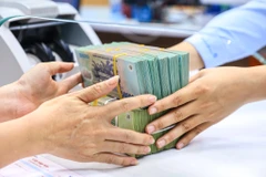 Từ ngày 1/12, giao dịch từ 400 triệu đồng phải báo cáo Ngân hàng Nhà nước. (Ảnh: PV/Vietnam+)