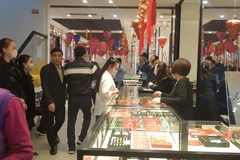 Khách hàng giao dịch vàng tại doanh nghiệp. (Ảnh: PV/Vietnam+)