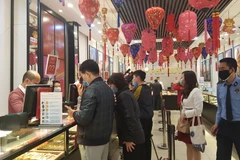 Gia dịch vàng tại doanh nghiệp. (Ảnh: PV/Vietnam+)