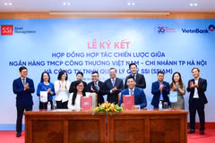 Đại diện VietinBank thành phố Hà Nội và SSIAM ký kết hợp tác chiến lược. (Ảnh: Vietnam+)