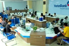 Khách hàng giao dịch tại VietinBank. (Ảnh: PV/Vietnam+)