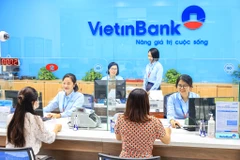 Giao dịch tại VietinBank. (Ảnh: PV/Vietnam+)