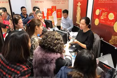 Giao dịch vàng tại doanh nghiệp. (Ảnh: PV/Vietnam+)