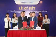 Lãnh đạo hai bên ký kết. (Ảnh: Vietnam+)