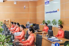 Giao dịch tại Lienvietpostbank. (Ảnh: Vietnam+)