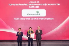 Đại diện Vietcombank (đứng giữa) nhận danh hiệu “Ngân hàng uy tín nhất Việt Nam năm 2023” từ ban tổ chức. (Ảnh: Vietnam+)