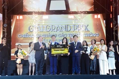 Ban Tổ chức trao Giải thưởng lớn chung cuộc - Grand Prix cho VietinBank. (Ảnh: Vietnam+)