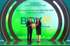 Ông Trần Phương - Phó Tổng Giám đốc BIDV nhận giải thưởng từ Ban tổ chức. (Ảnh: PV/Vietnam+)