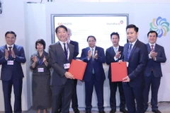 Ông Lê Duy Hải - Phó Tổng Giám đốc VietinBank và ông Daisuke Nishiyama - Giám đốc Điều hành, Trưởng Bộ phận Phát triển bền vững MUFG trao bản MOU dưới sự chứng kiến của Thủ tướng Chính phủ Phạm Minh Chính. (Ảnh: PV/Vietnam+)