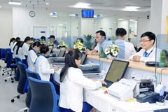 Giao dịch tại ACB. (Ảnh: PV/Vietnam+)