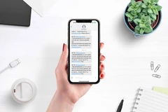 Ngân hàng tăng phí SMS, khuyến khích khách hàng nhận tin nhắn qua app. (Ảnh: PV/Vietnam+)
