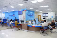 Khách hàng giao dịch tại VietinBank. (Ảnh: PV/Vietnam+)