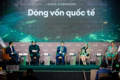 Ông Vương Thành Long-Giám đốc Ban Khách hàng doanh nghiệp nước ngoài của BIDV (ngồi giữa) chia sẻ tại hội nghị. (Ảnh: PV/Vietnam+)