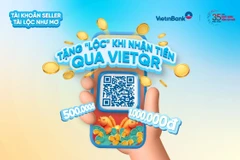 Đã có 1.215 khách hàng được nhận quà bằng tiền mặt qua VietQR VietinBank. (Ảnh: Vietnam+)