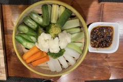 Trong bữa ăn ngày Tết nên có thêm đĩa rau củ luộc sẽ có cảm giác ngon miệng hơn bên cạnh những món ăn nhiều dầu mỡ, tinh bột. (Ảnh: Vietnam+)