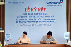 Đại diện VietinBank Thừa Thiên Huế và Công ty Thủy điện Nam Vao ký kết hợp đồng tín dụng 261 tỷ đồng. (Ảnh: PV/Vietnam+)