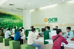 Giao dịch tại OCB. (Ảnh: Vietnam+)