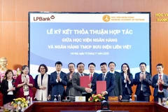 Ông Mai Thanh Quế – Phó Giám đốc phụ trách Học viện Ngân hàng (trái) và ông Đoàn Nguyên Ngọc – Phó Tổng Giám đốc LPBank (phải) thực hiện ký kết. (Ảnh: Vietnam+)