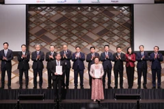 SeABank và AEON Financial đã ký và trao hợp đồng chuyển nhượng vốn góp tại Công ty Tài chính Bưu điện. (Ảnh: PV/Vietnam+)