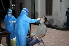 Lực lượng y bác sỹ xuyên đêm lấy mẫu xét nghiệm đối với các trường hợp là F1 ở huyện Diễn Châu, tỉnh Nghệ An. (Ảnh: Văn Tý/TTXVN)