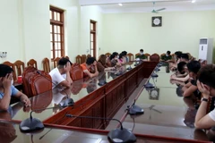 17 đối tượng tụ tập sử dụng ma tuý tại nhà nghỉ. (Ảnh: TTXVN phát)