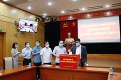 Cán bộ, công chức Đảng ủy Khối các cơ quan Trung ương quyên góp, ủng hộ Quỹ phòng, chống dịch COVID-19. (Ảnh: Phương Hoa/TTXVN)