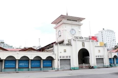 Chợ Bến Thành, quận 1, Thành phố Hồ Chí Minh đóng cửa theo tinh thần Chỉ thị số 16/CT-TTg. (Ảnh: Xuân Khu/TTXVN)