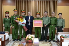 Phó Chủ tịch UBND thành phố Đà Nẵng Lê Quang Nam (thứ 4, từ trái sang) thưởng nóng 100 triệu đồng cho Công an thành phố Đà Nẵng. (Ảnh: Quốc Dũng/TTXVN)