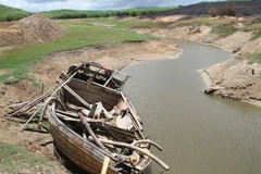 Thuyền hút cát cỡ lớn được huy động vào khu vực thượng nguồn sông Rác, xã Kỳ Tây, huyện Kỳ Anh, để hút cát trái phép. (Ảnh: Phan Quân/TTXVN)