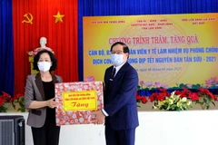 Bà Trương Thị Mai thay mặt Ban Dân vận Trung ương, Tổng Liên đoàn Lao động Việt Nam tặng quà cho tập thể cán bộ, nhân viên Trung tâm Kiểm soát bệnh tật Lâm Đồng chiều 8/2. (Ảnh: Nguyễn Dũng/TTXVN)