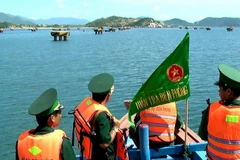 Chiến sỹ Đồn Biên phòng Xuân Thịnh, tỉnh Phú Yên tuần tra vùng biển thuộc địa bàn thị xã Sông Cầu. (Ảnh: Thế Lập/TTXVN)
