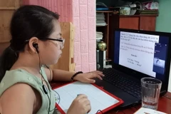 Học sinh trường Tiểu học Võ Thị Sáu, quận Hải Châu học trực tuyến. (Ảnh: TTXVN phát)