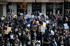 Người dân tuần hành trước khi bắt đầu phiên xét xử viên sỹ quan cảnh sát da trắng bị buộc tội giết người đàn ông da màu George Floyd tại thành phố Minneapolis, bang Mississipi, Mỹ ngày 7/3. (Ảnh: AFP/TTXVN)