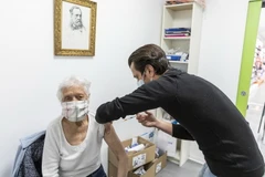 Tiêm vaccine ngừa COVID-19 cho người dân tại Hauts-de-France, Pháp. (Ảnh: THX/TTXVN)