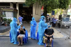 Hà Nội: Xét nghiệm sàng lọc cho 10.000 người nguy cơ cao mắc COVID-19 