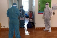 Cơ quan điều tra đọc lệnh bắt tạm giam đối với V.T.T. (Ảnh TTXVN phát) 