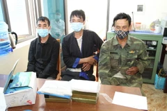 Ba đối tượng cùng tang vật vụ án. (Ảnh: Tuấn Anh/TTXVN)