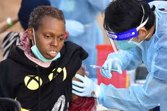 Tiêm vắcxin ngừa COVID-19 cho người dân tại Los Angeles, bang California, Mỹ. (Ảnh: AFP/TTXVN)